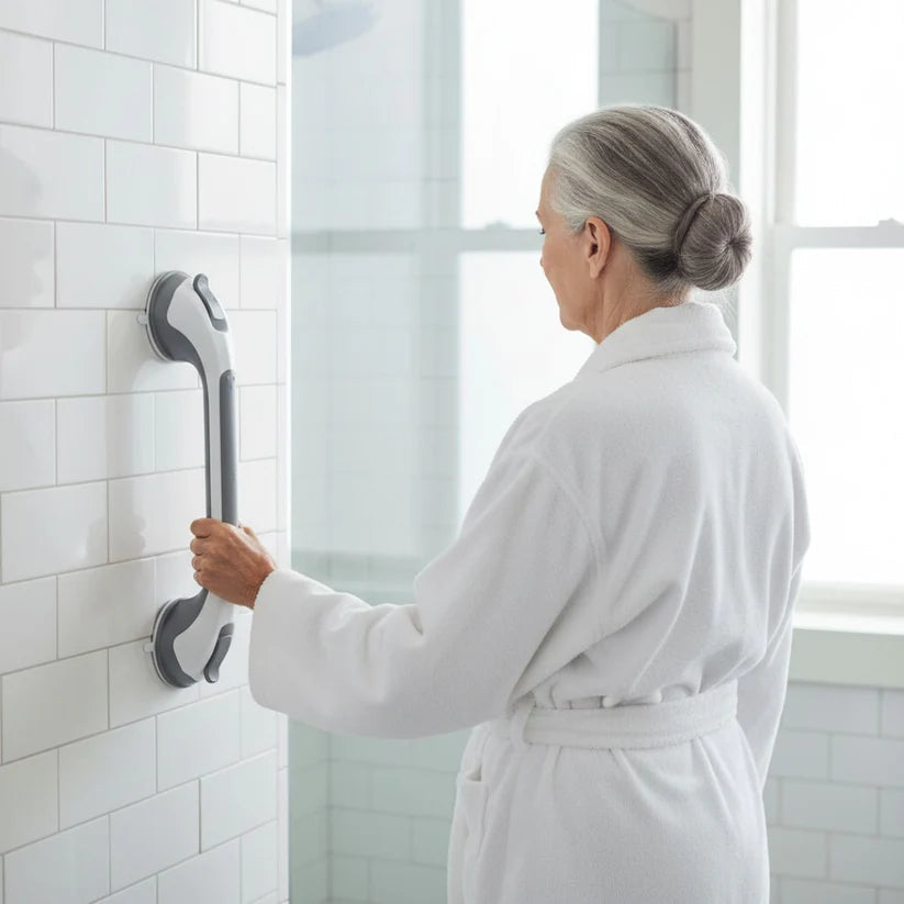 Femme en peignoir s'appuyant sur la barre de douche SUNO HOME pour plus de sécurité 